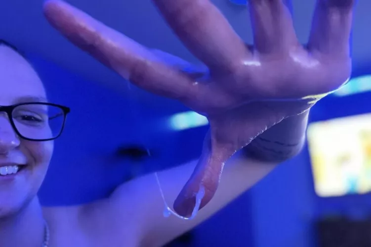 Let me show you what I can do with your cum.. 😘🍎