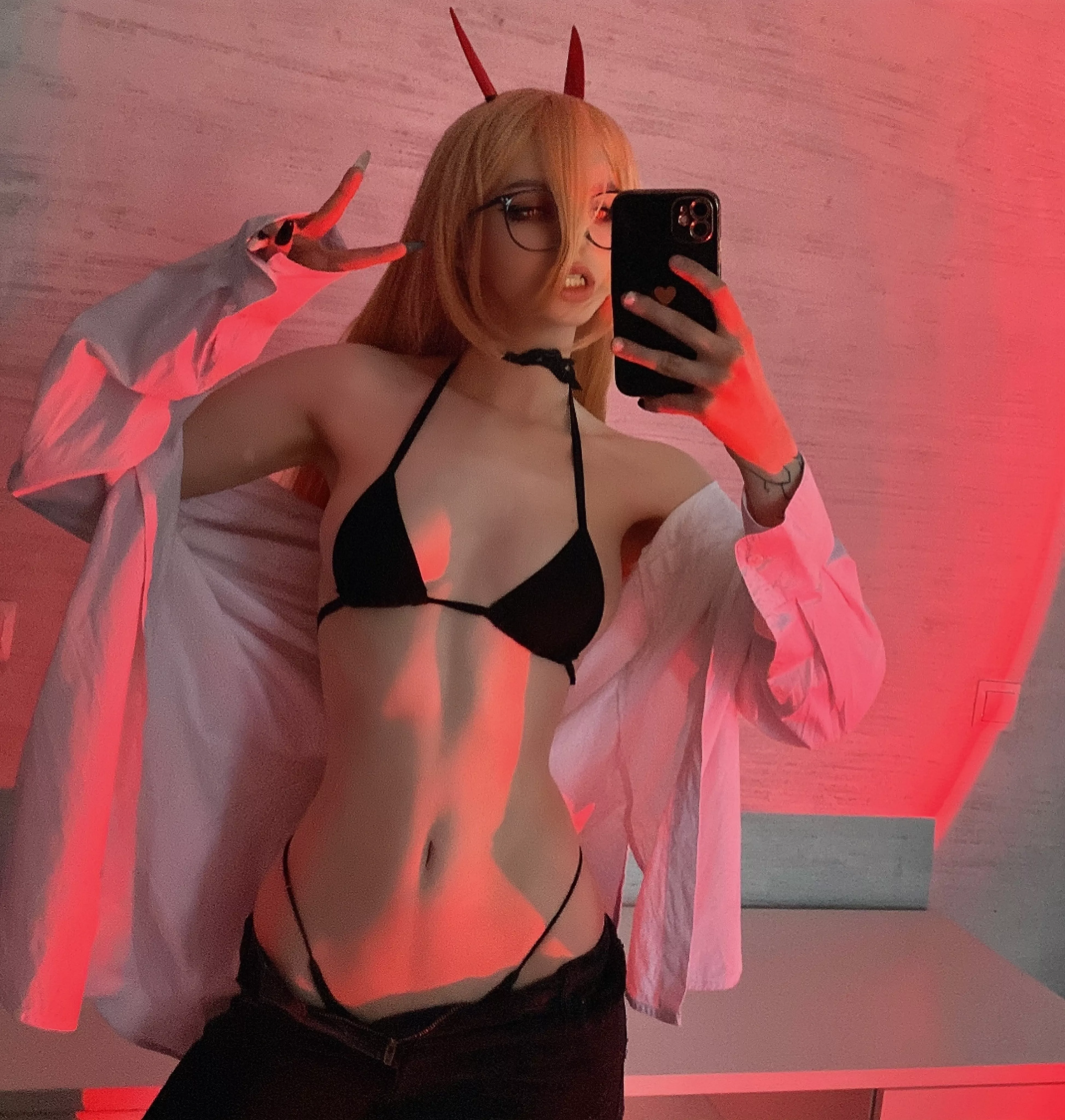 mirror selfies are so cute 😈