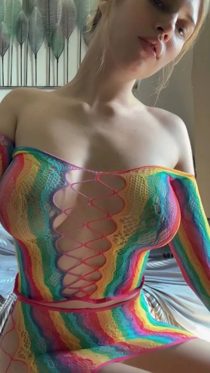 My juicy boobies looking fuckable in this rainbow top?🥰