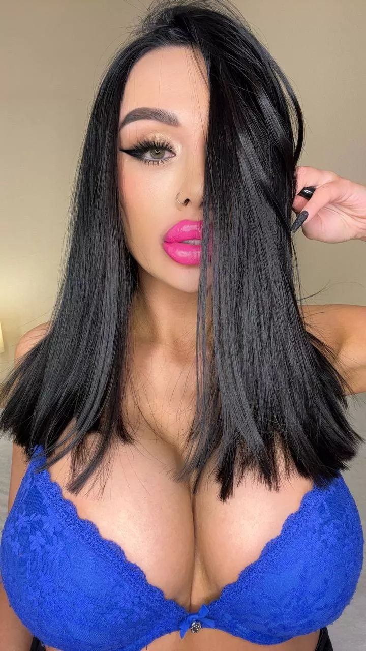 Pink lips, blue bra, big tits, … your turn )))