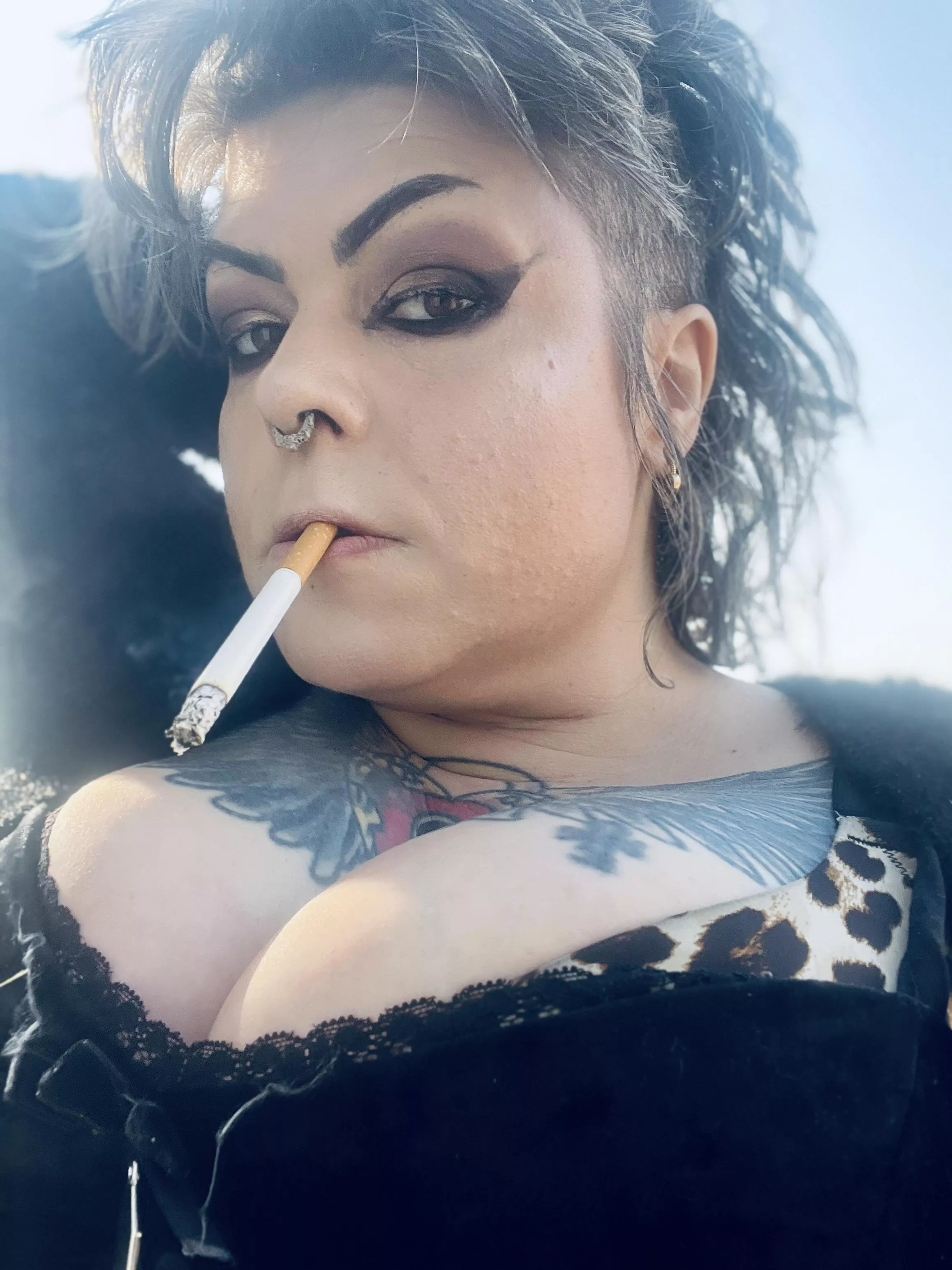 Quick smoke before work💋