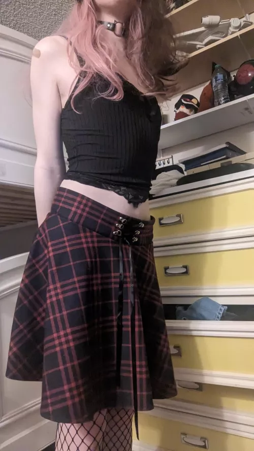 you like goth fembys don't you :3