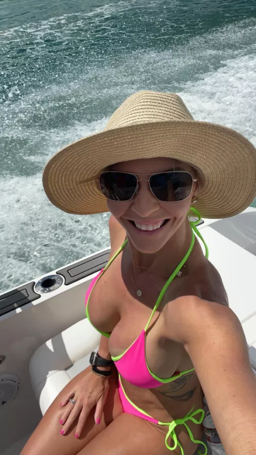 39F MILF in a hot ass swimsuit on a boat!