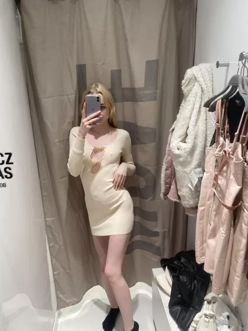 Braless on purpose 🤩 I know you'll look 😶