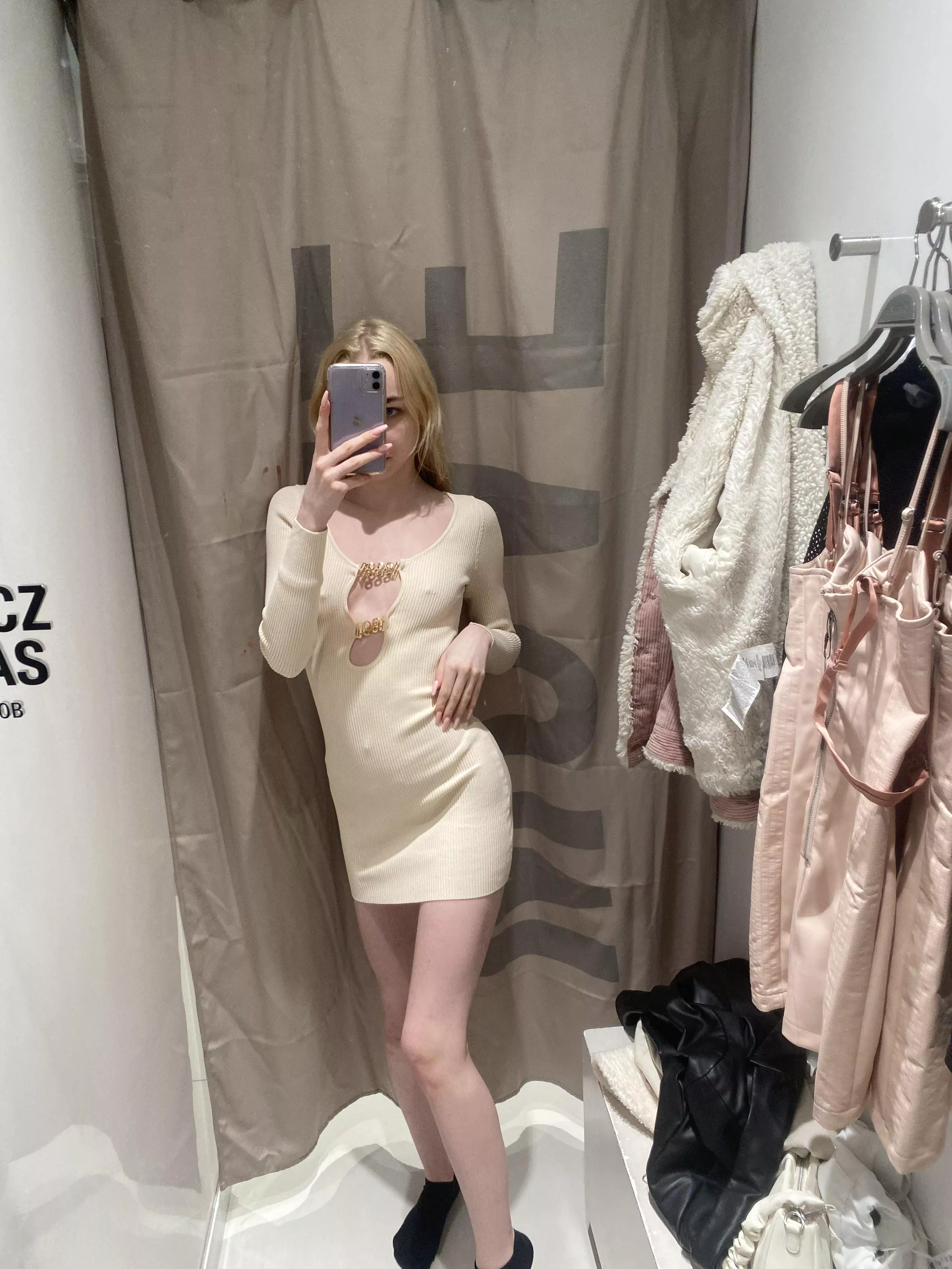 Braless on purpose 🤩 I know you'll look 😶