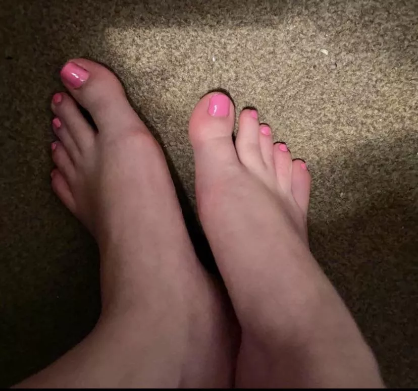 F20. Who volunteers to suck my pink toes x