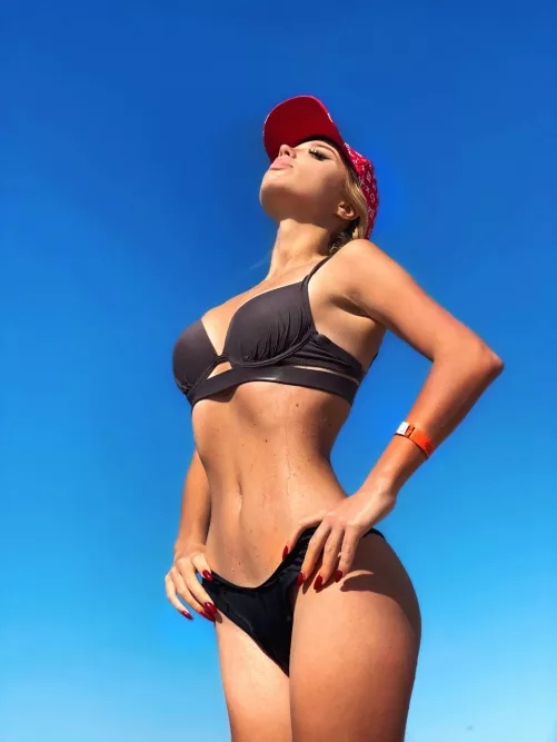 [IMG] Imagine this gorgeous body next to you.