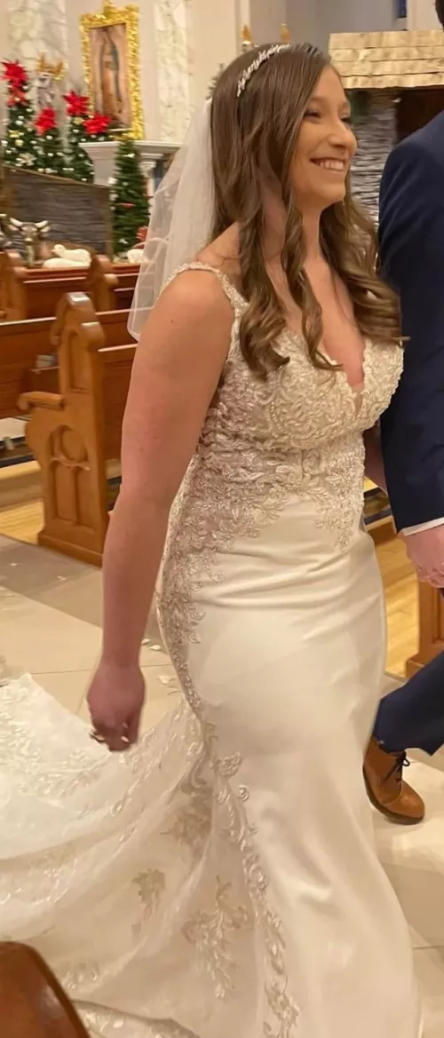 Indiana newlywed.... i was lucky enough to play withh her a few times. before and after the wedding date. 5'2, thick butt and 34 double ds. pmformoar..