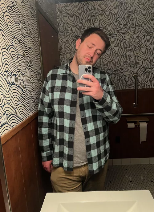 Mirror selfie for a Monday. Cheers bros!