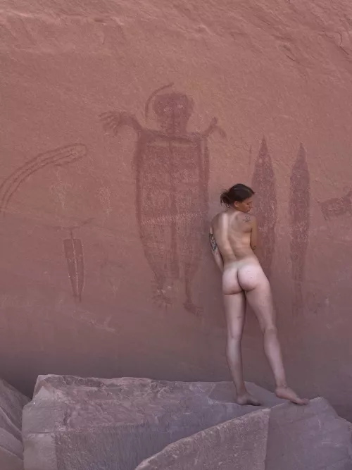 Naked with the petroglyphs 😋😈