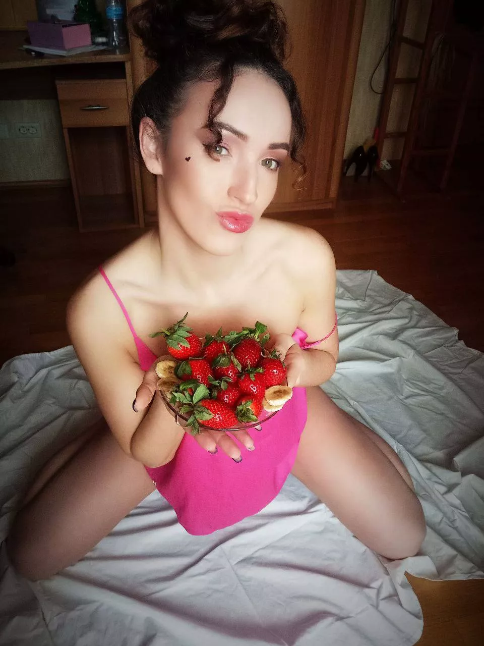 👄💬 Ready to find someone who can talk to me for hours on end, and make every conversation feel like a soft whisper on the lips - want to be my verbal partner?