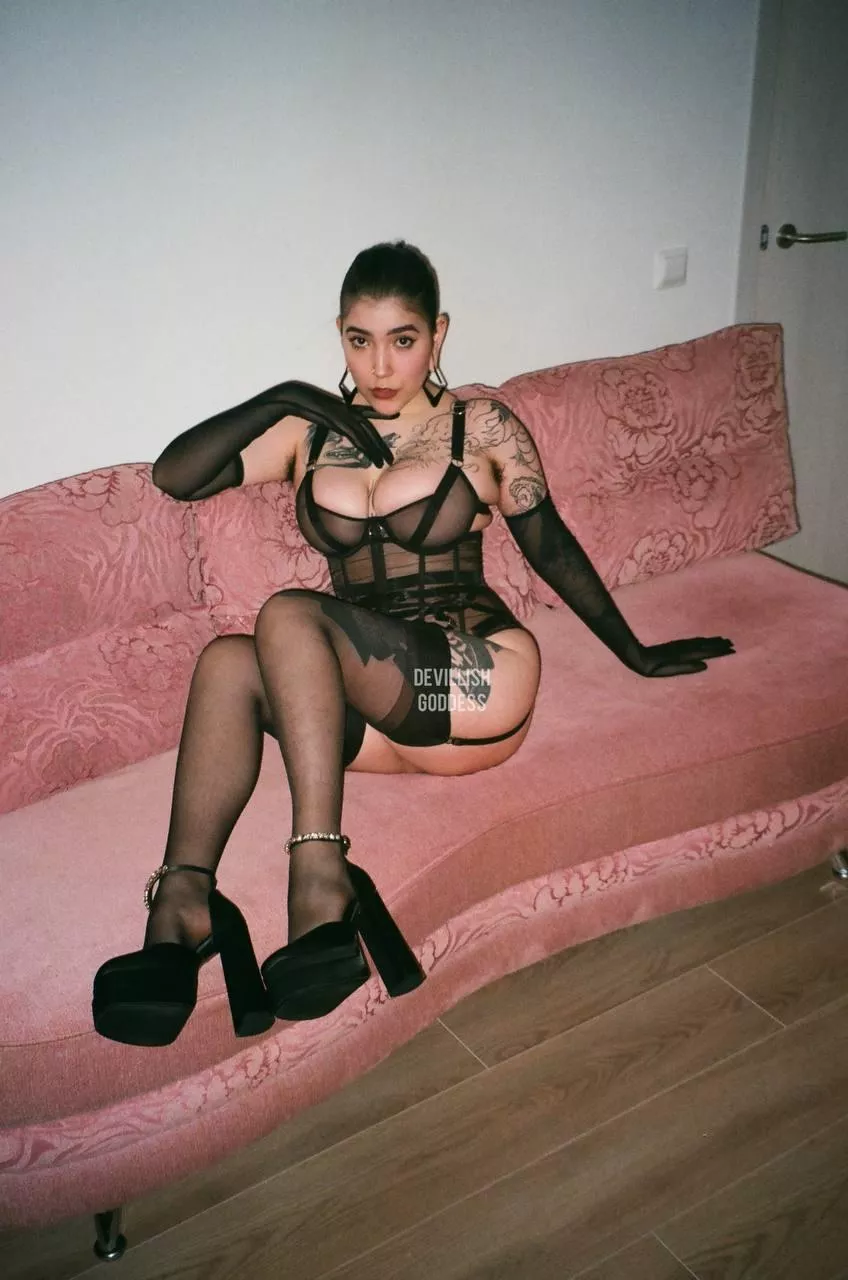 Sunday's were made for a heel worshipping