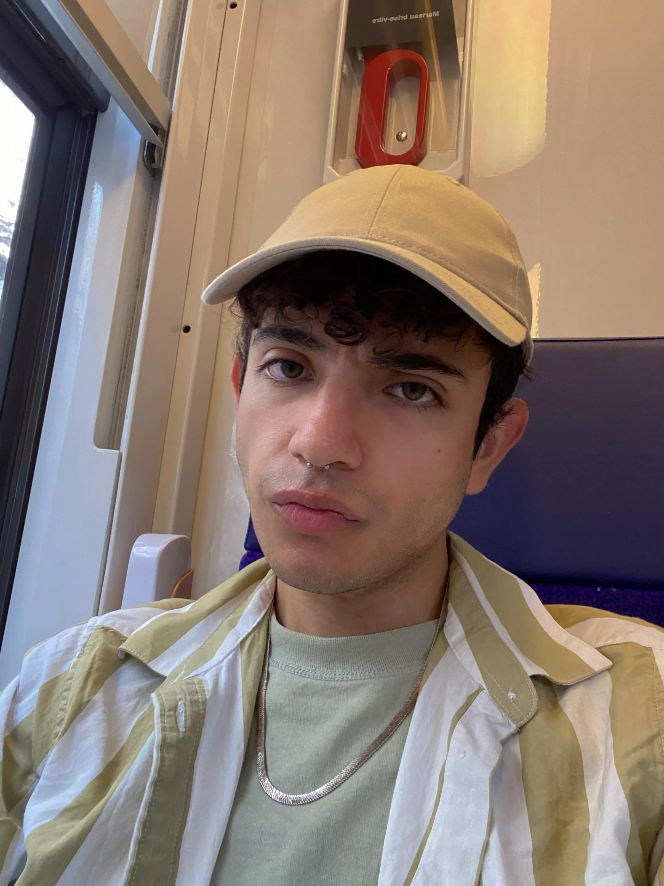 Hey! I don’t feel conventionally cute nor do I believe selfies are my thing, buuut, do you think this photo is nice? 👀