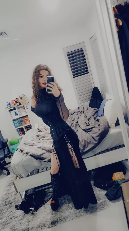 I love how curvy I look in this 😍