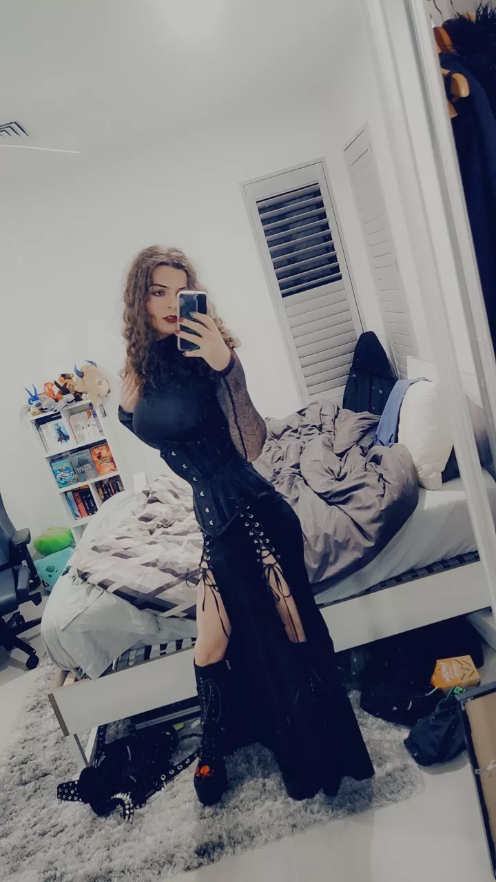 I love how curvy I look in this 😍