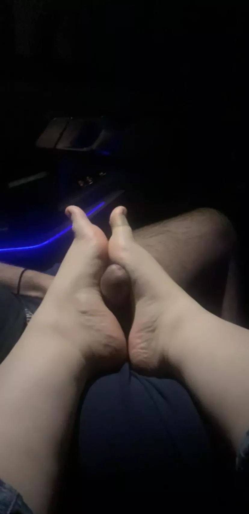 Let him fuck my feet in the car 😘