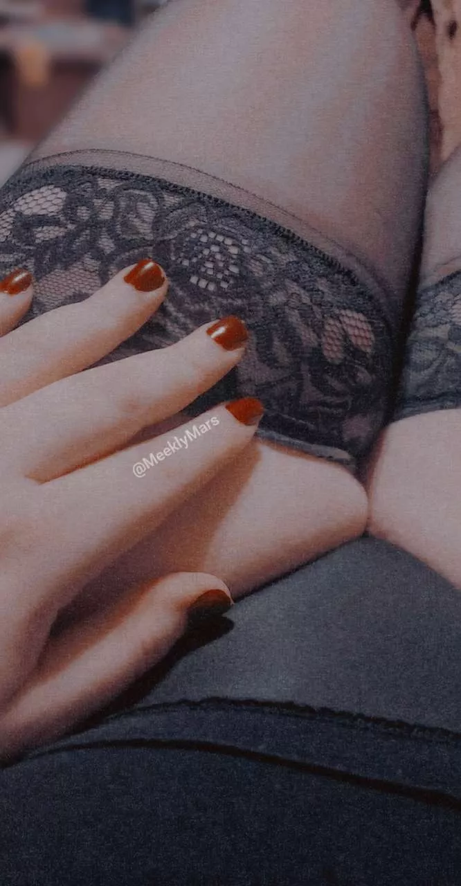 Vampy red nails contrast so nicely against my milky pale flesh 🥀
