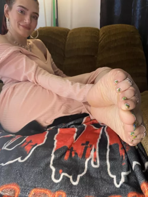 What could be better than a lazy evening with Netflix and foot worship?