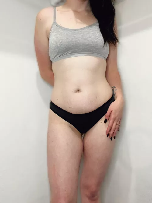 Your normal mom next door who loves showing off her mom bod 💋