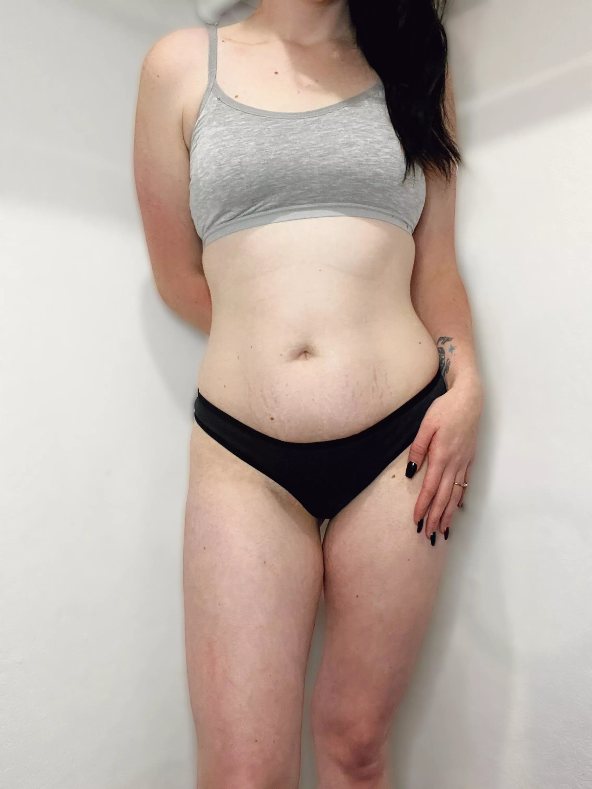 Your normal mom next door who loves showing off her mom bod 💋