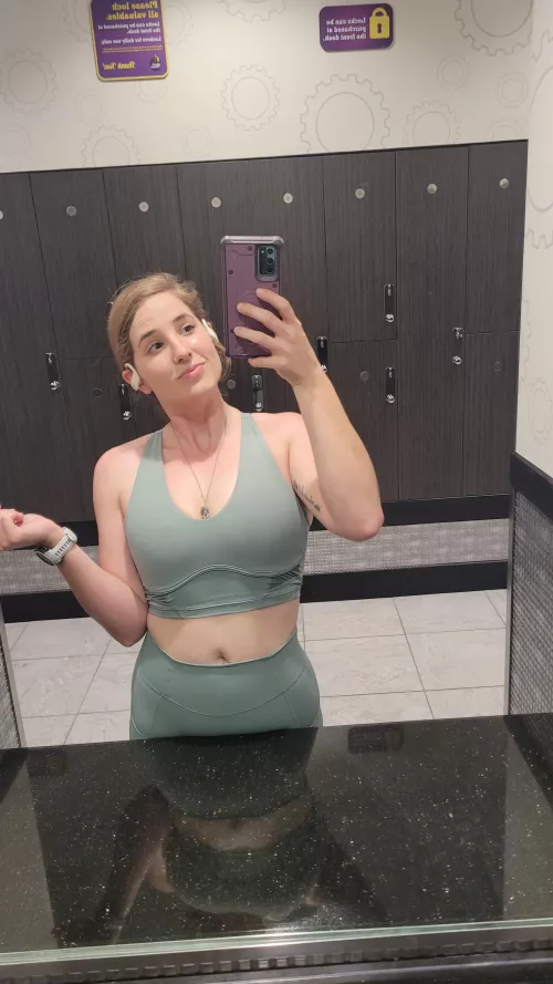 A bit glowy after destroying my arms today 😅