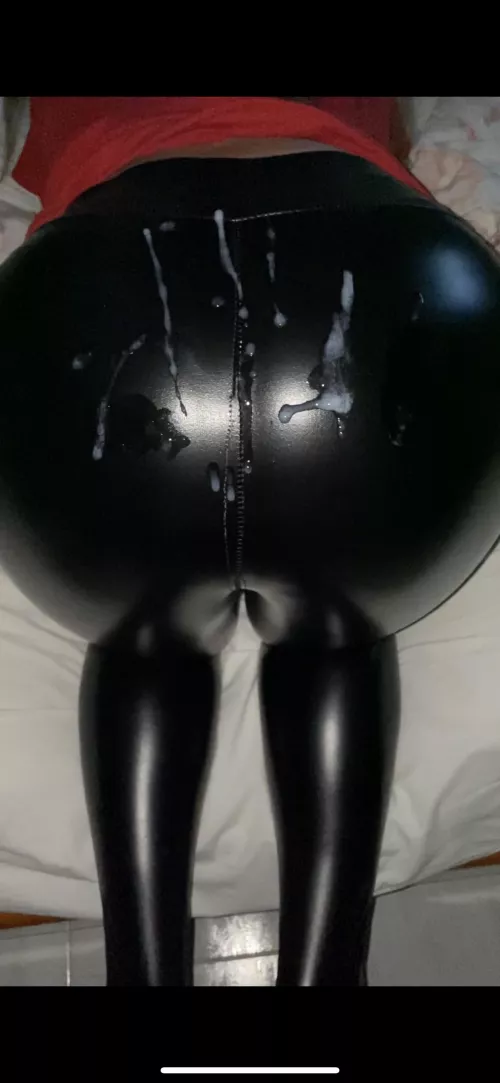 Cum on my leather ass💦