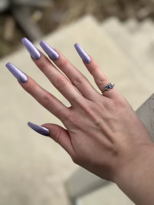 Do you like a girl with long fingers and long nails? :)