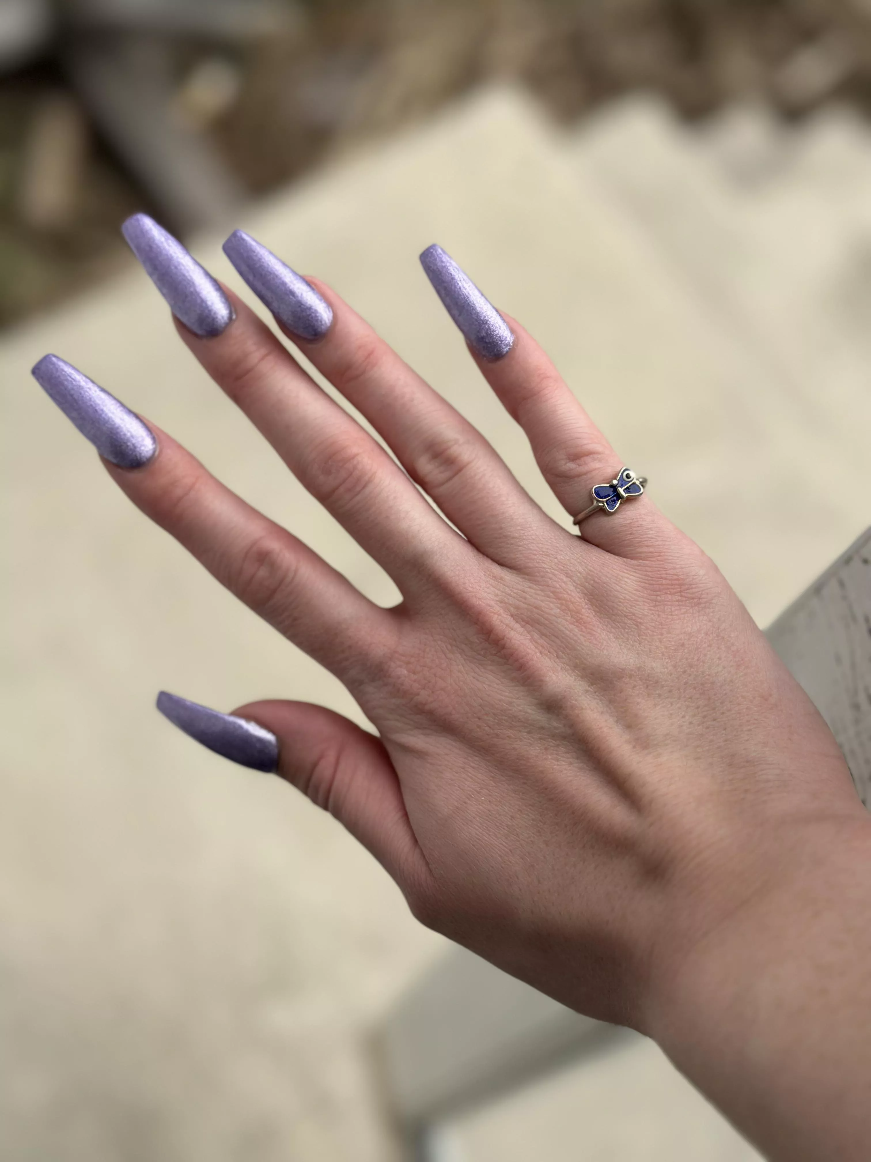 Do you like a girl with long fingers and long nails? :)