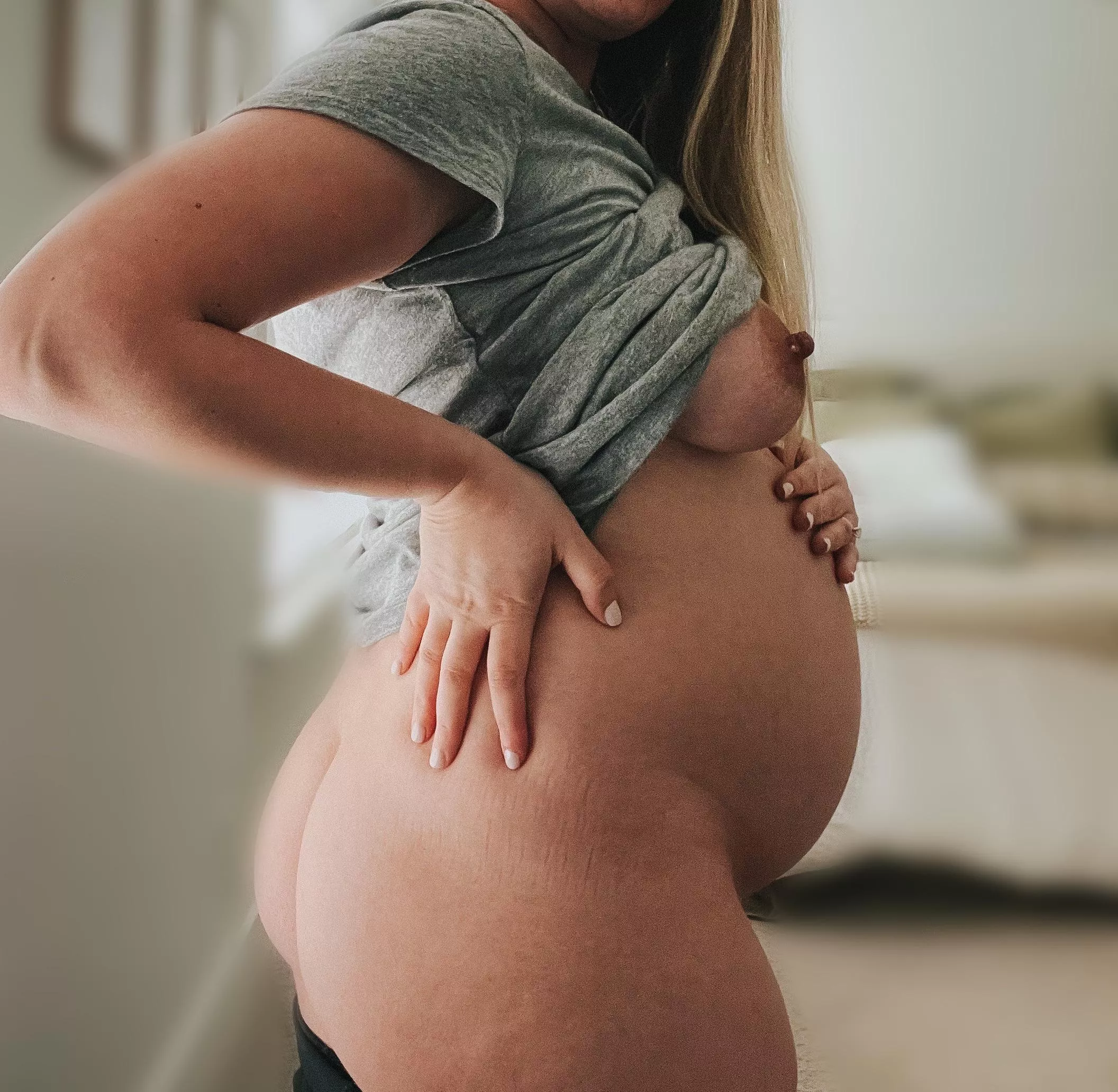 [f32] 30 weeks pregnant brings the best curves. Which one’s your favorite? 🍑🍈🍒