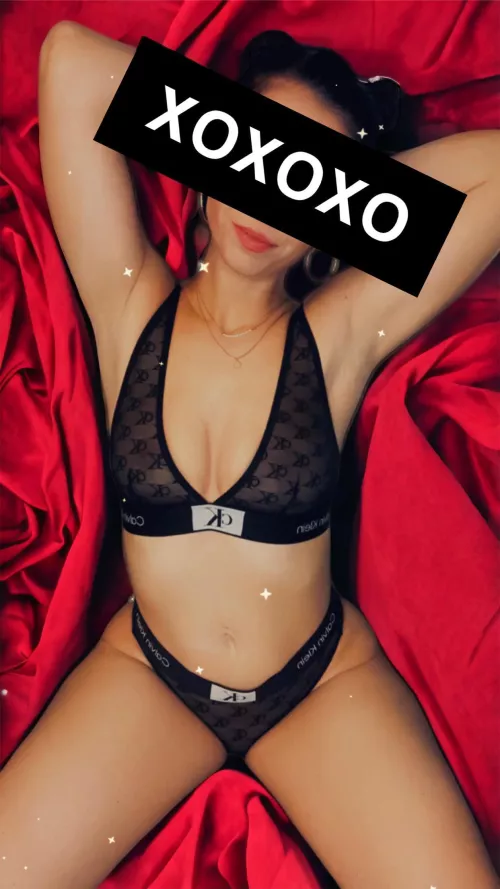 Hip Cleavage looks better with expensive lingerie