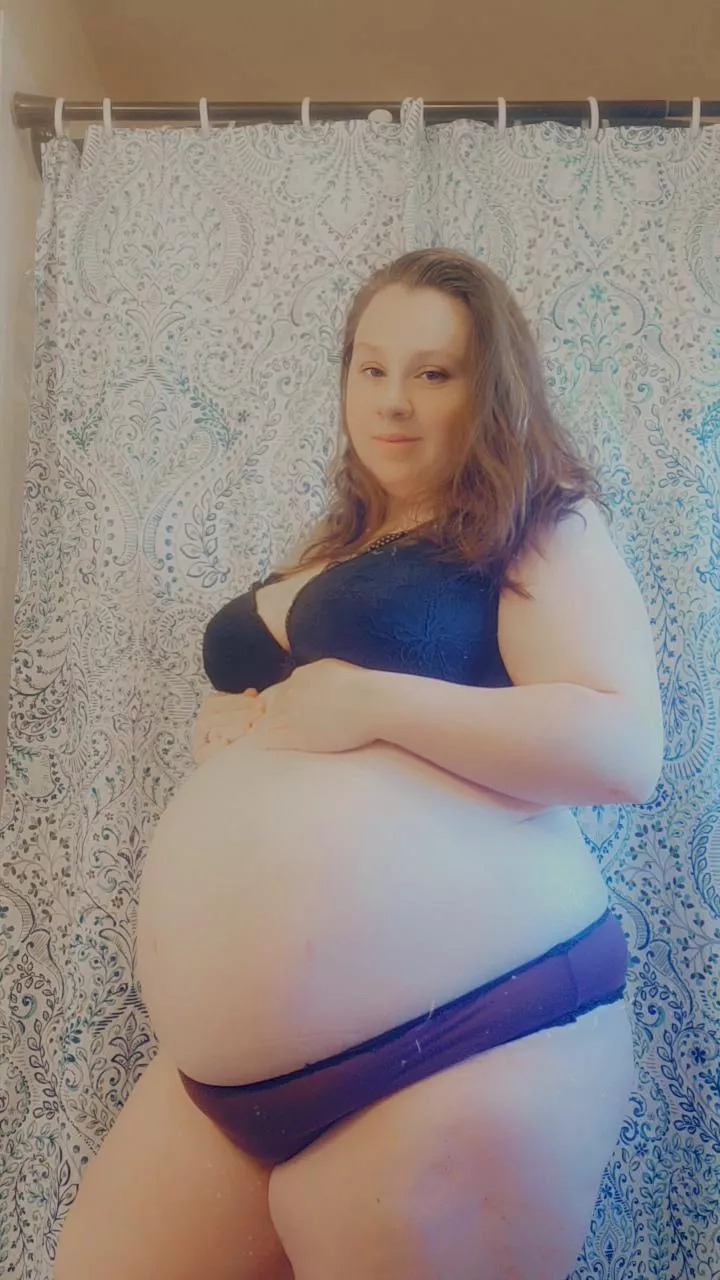 Still have 8 more weeks of this growing belly. Hornier by the day 👅