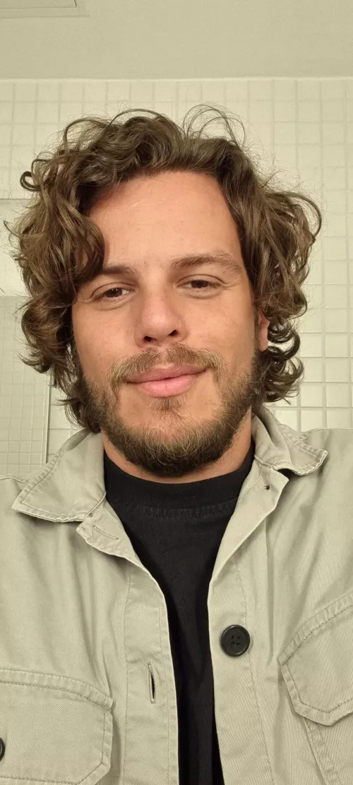 When you realise you blend into the bathroom tiles🦎