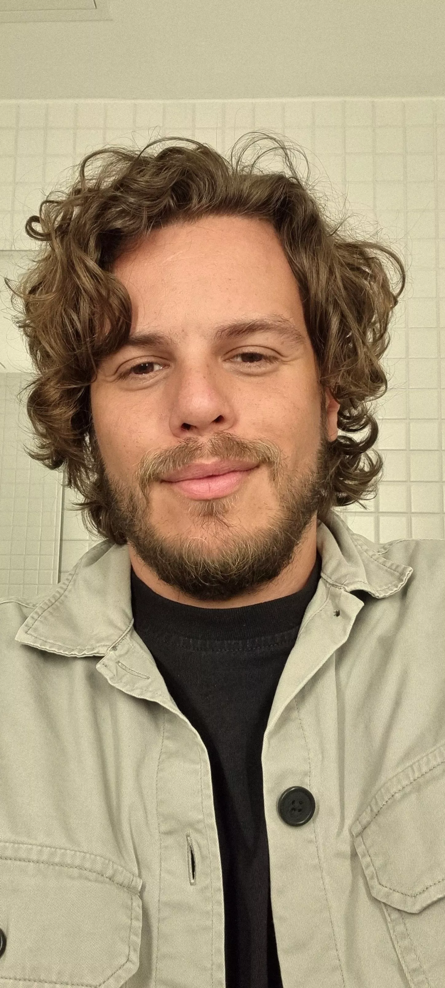 When you realise you blend into the bathroom tiles🦎