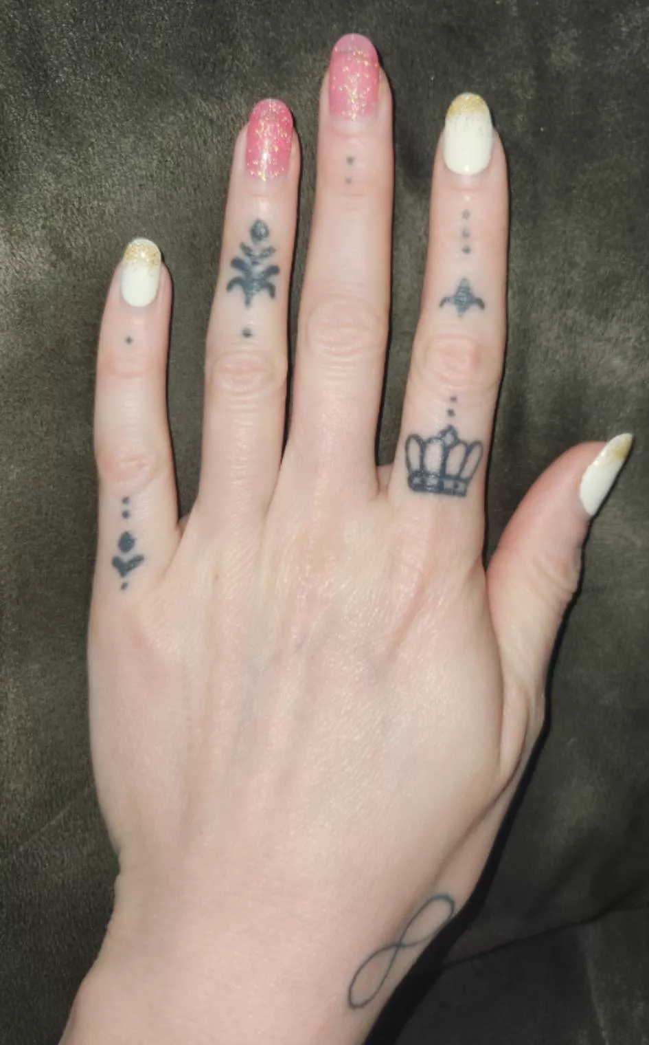 Do you think my sparkly nails look good? #manicure #handfetishnation #sparklynails #tattoos #handtattoos #American #Caucasian #fair-skinned