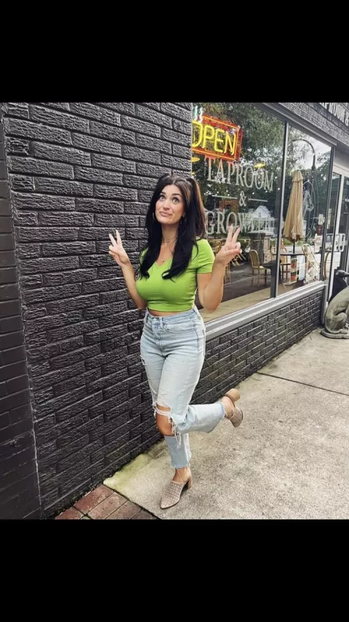 Green is such a good color on her.