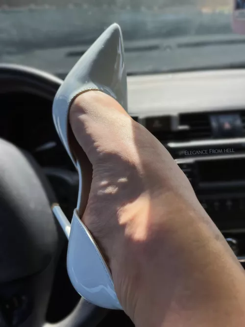 Heels behind the wheel ! 🔥