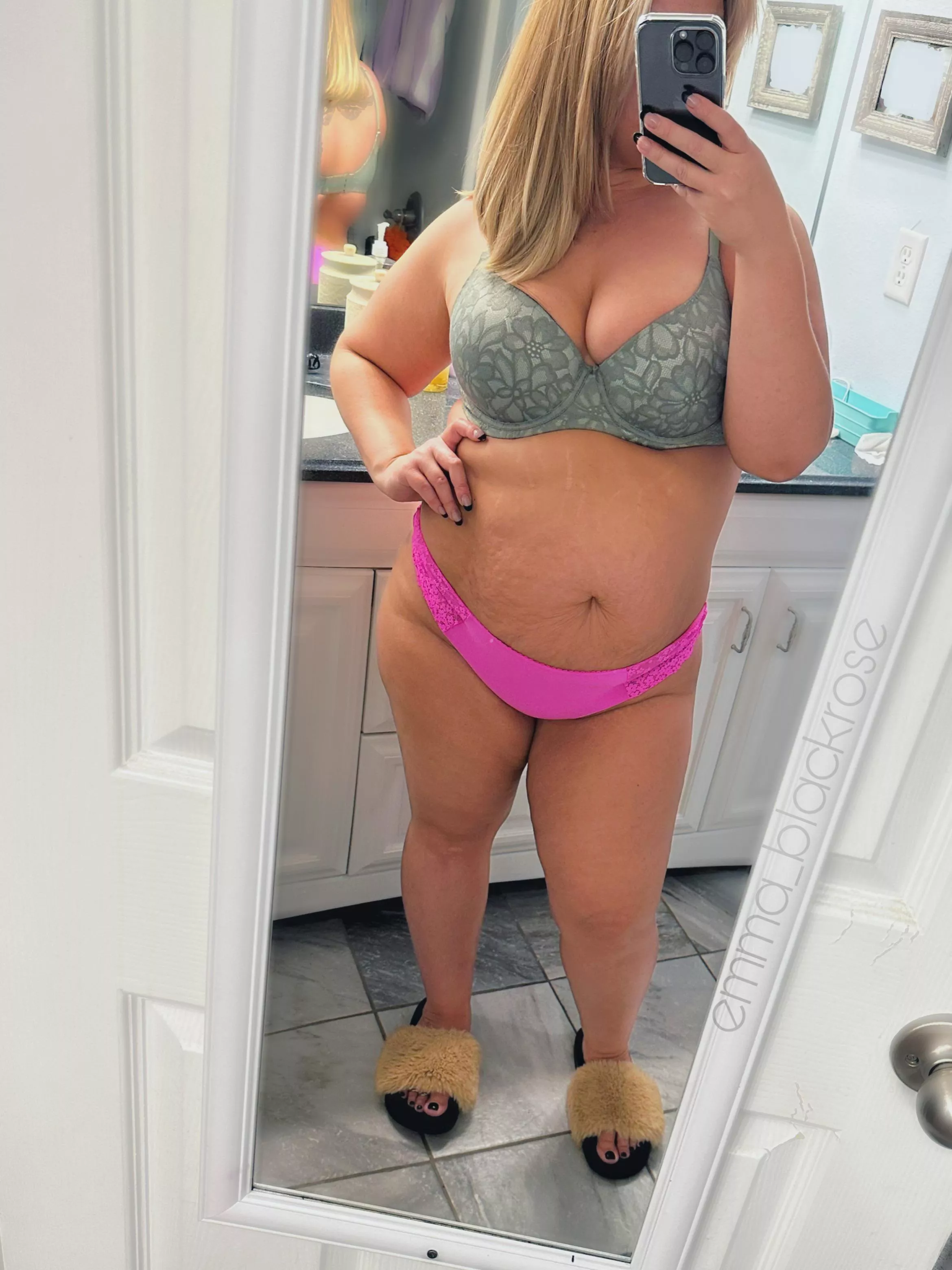 Just a blonde that loves to flirt and make you smile