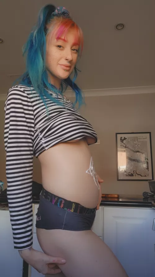 Rub the lotion into my bump for me,sir?