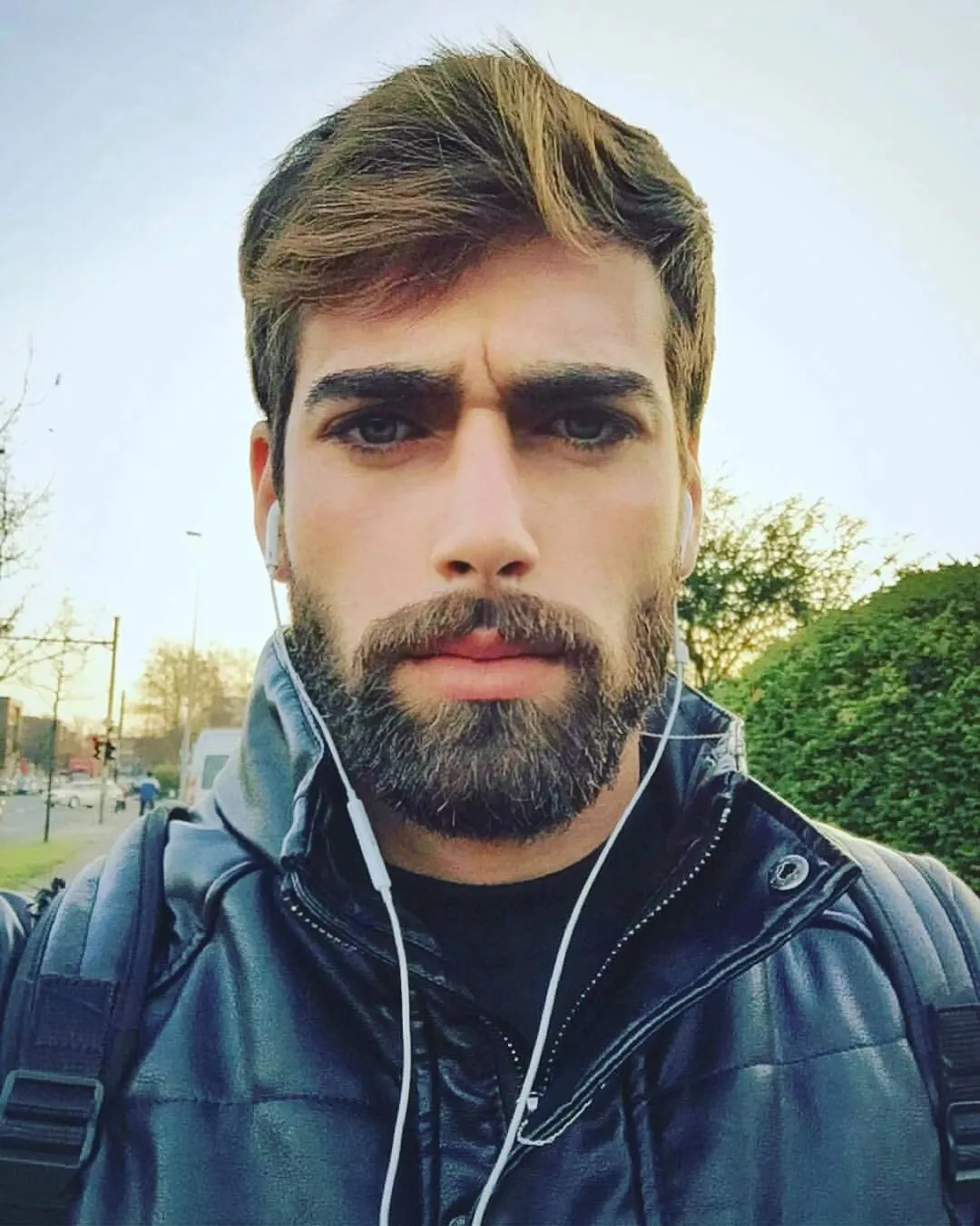 Taken from a cracked S9+ on my way to work 😅. Also, I can't live without wired headphones. I miss them tangling in my bag and buying another pair the next day.