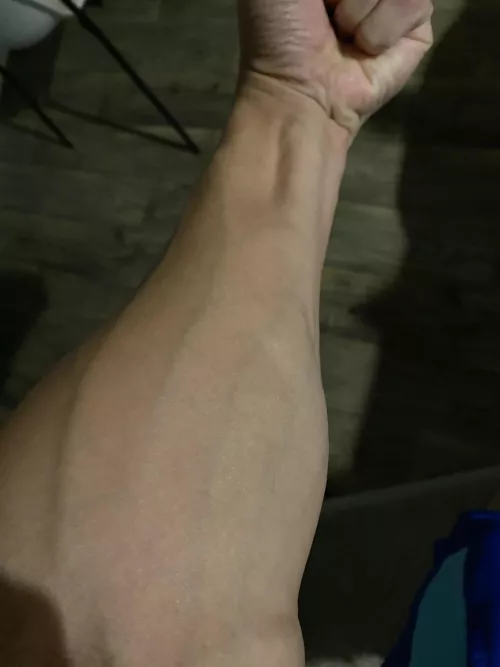 Veins really pop when I workout! Wanna feel?