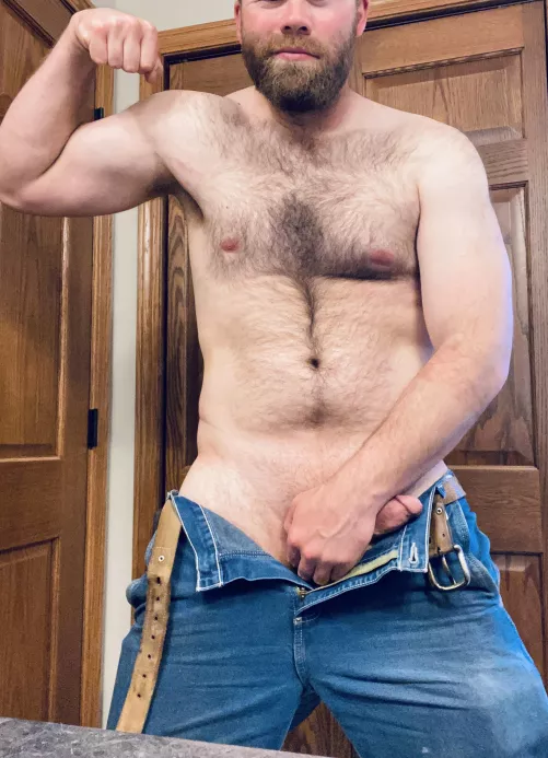 Another work day in the booksβ¦.who needs a 6β5β dadbod for the evening?