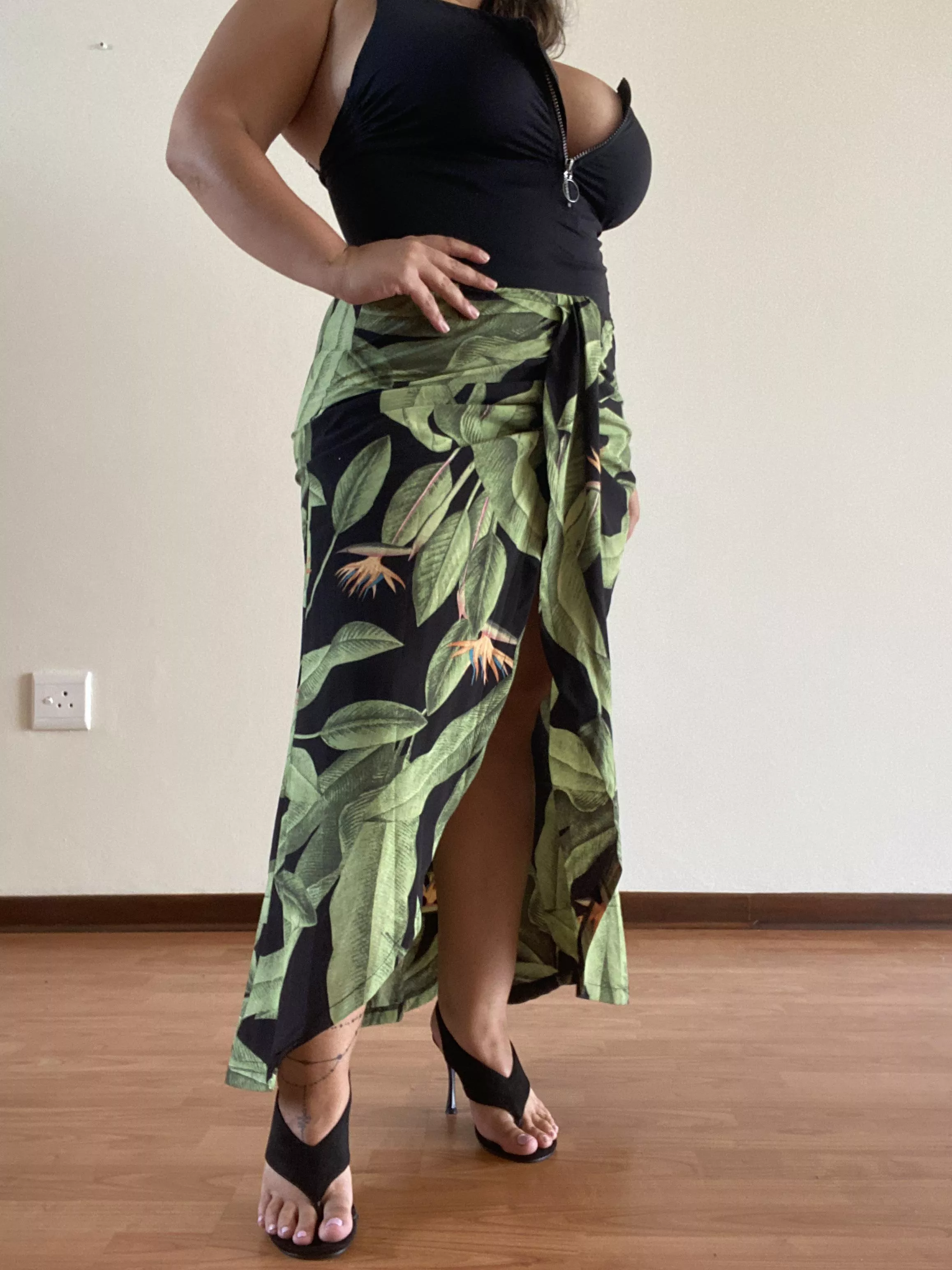 Ready to go for my walk on the beach front… yes in heels.