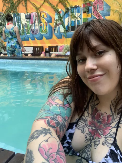 U like to fuck in the pool? The water make me feel so hot