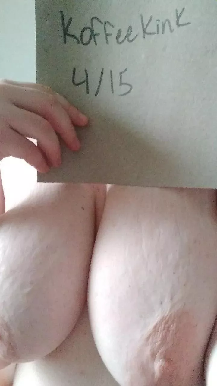 Anyone wanna toy with my big tits? 🥰