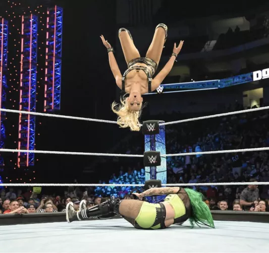 Can all agree Lacey Evans looked great last night 😰