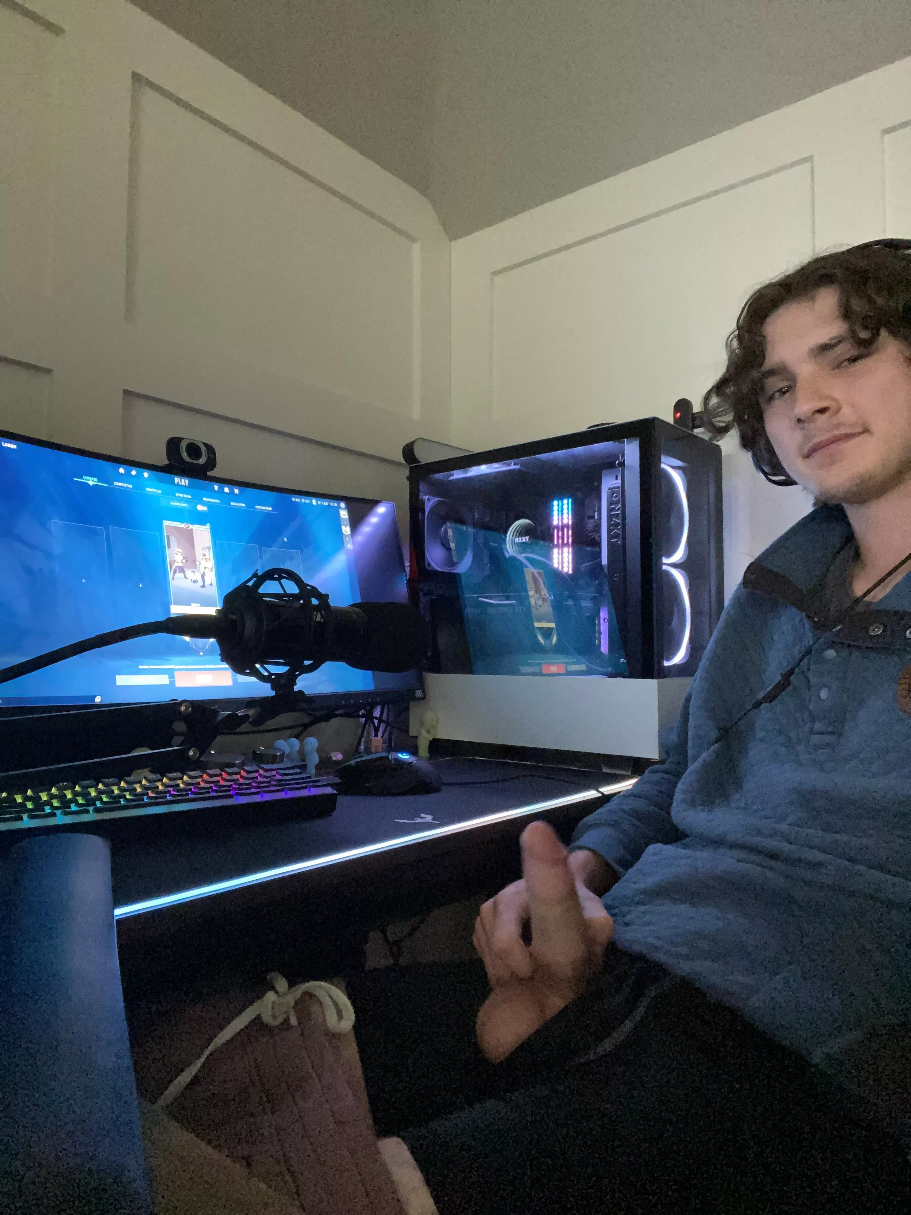 come play with me.. [18 bi]