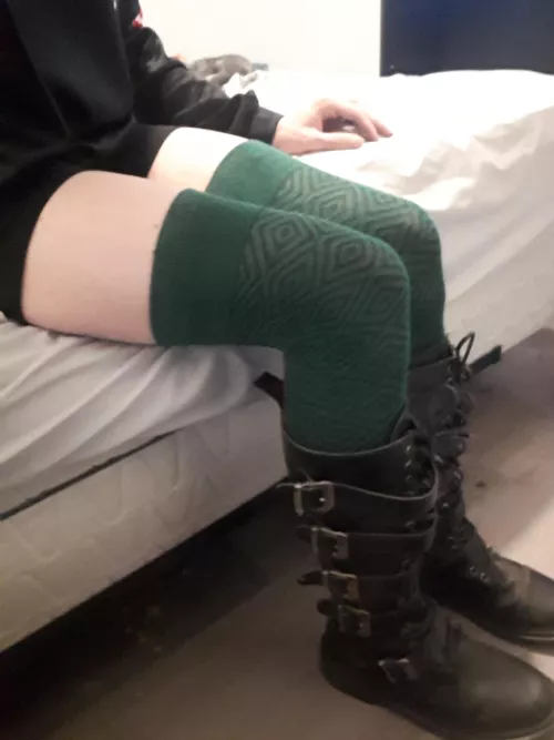 green is a nice colour fight me