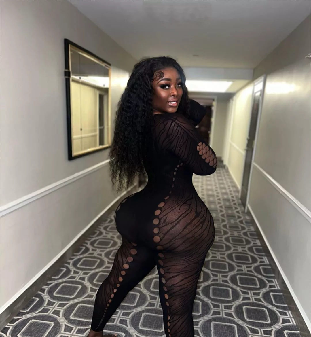 I just want to nut all over her AZZZ like a glazed doughnut and watch it drizzle down her bug round cheeks 😊😍🥰