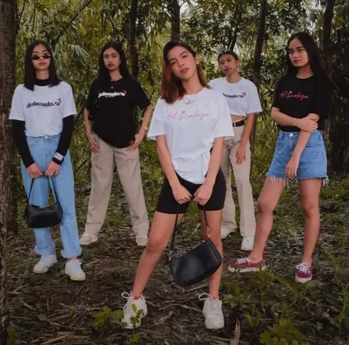 Matching shirts. Take your pick lets talk about who you like 😉