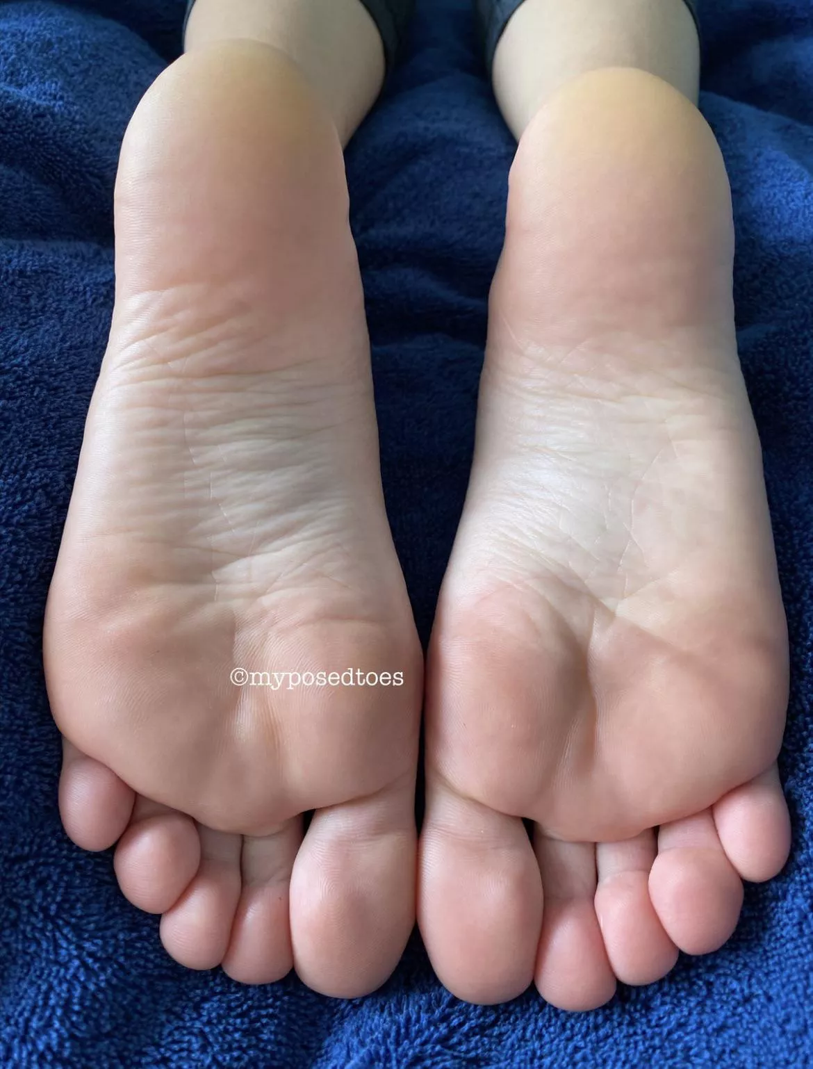 Morning sun kissed soles 🦶